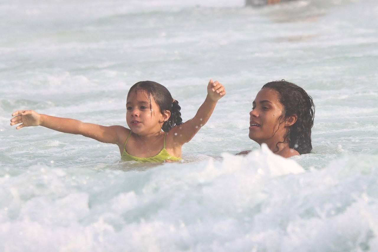 К Венсану Касселю и Наре Баптиста на бразильских пляжах присоединилась и Тина Кунаки. Топ фото счастливой семьи, сделанные папарацци 